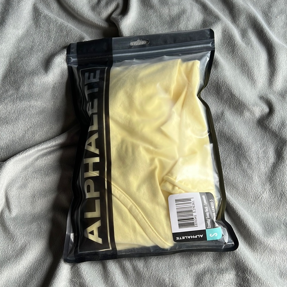 Alphalete mens scoop neck yellow shirt